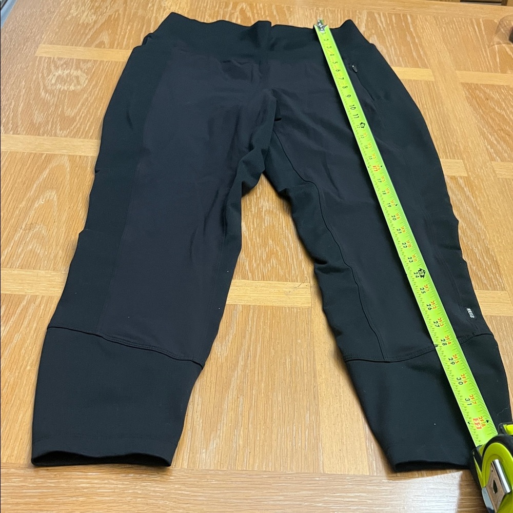 REI Black Cropped Active Leggings